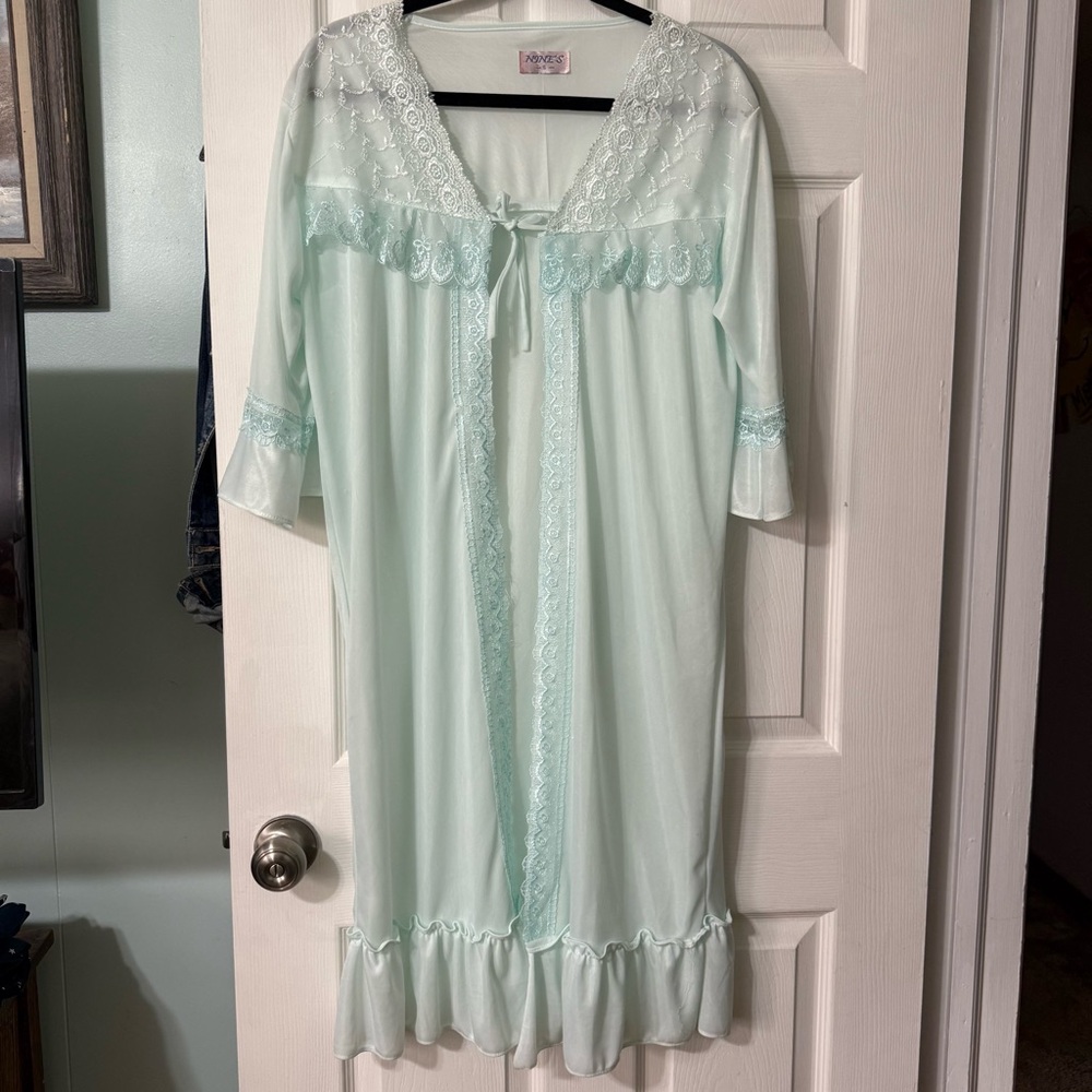 Vintage Nine’s Mint Green Lace Trim Robe Small